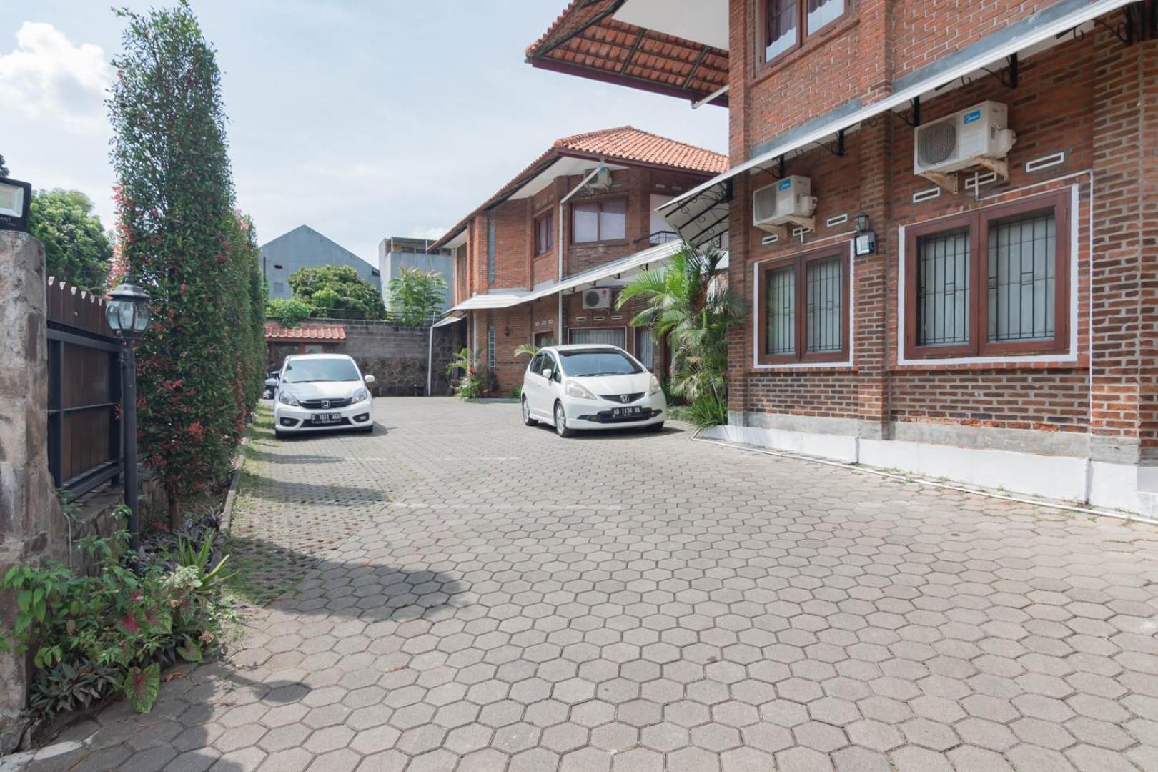Reddoorz Plus Near Dago Pakar Бандунг Экстерьер фото