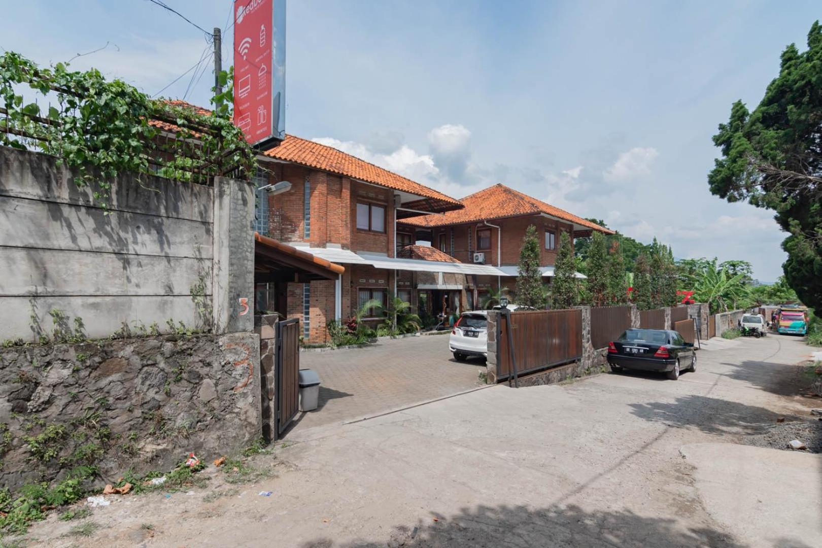 Reddoorz Plus Near Dago Pakar Бандунг Экстерьер фото