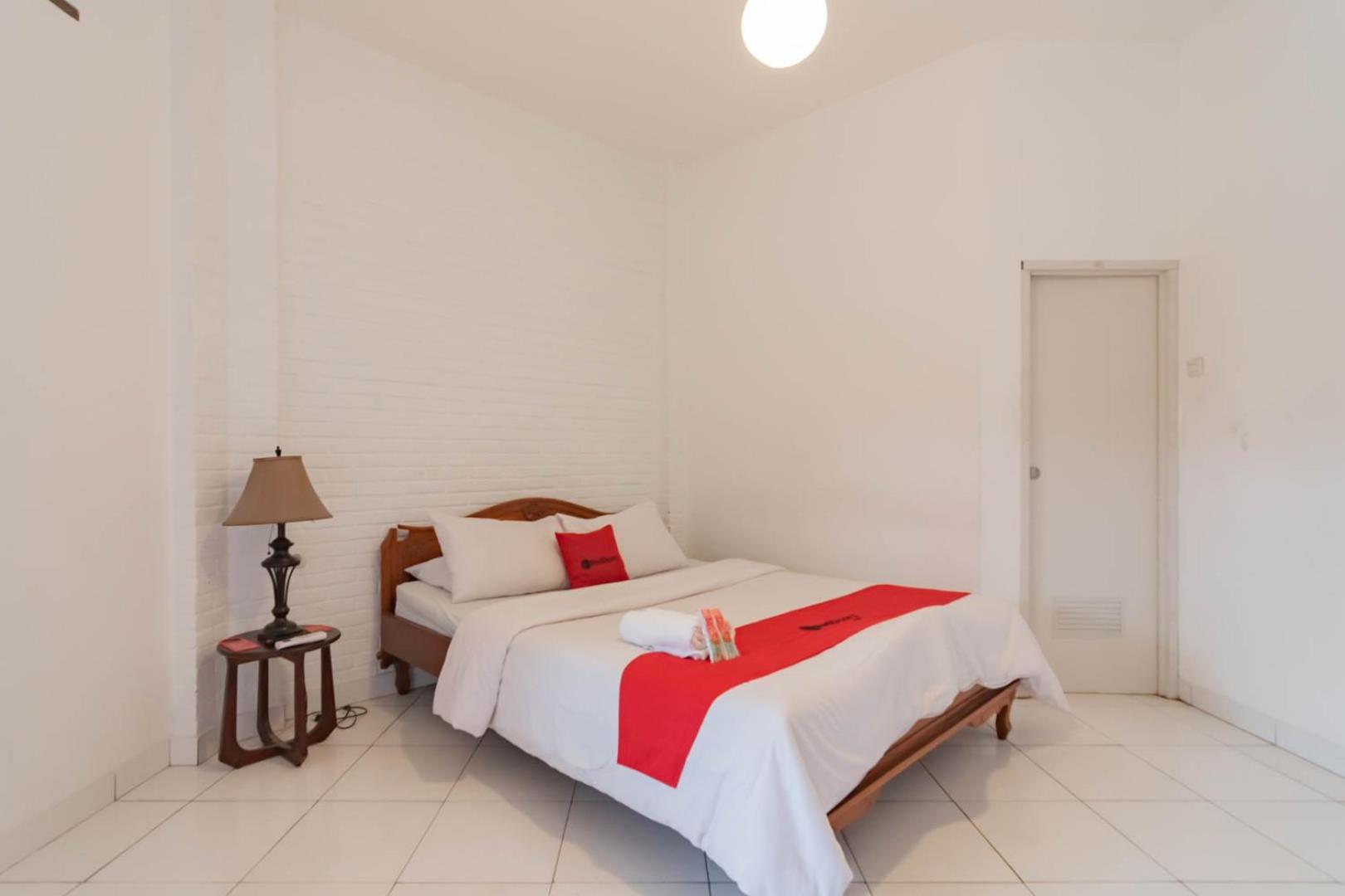 Reddoorz Plus Near Dago Pakar Бандунг Экстерьер фото