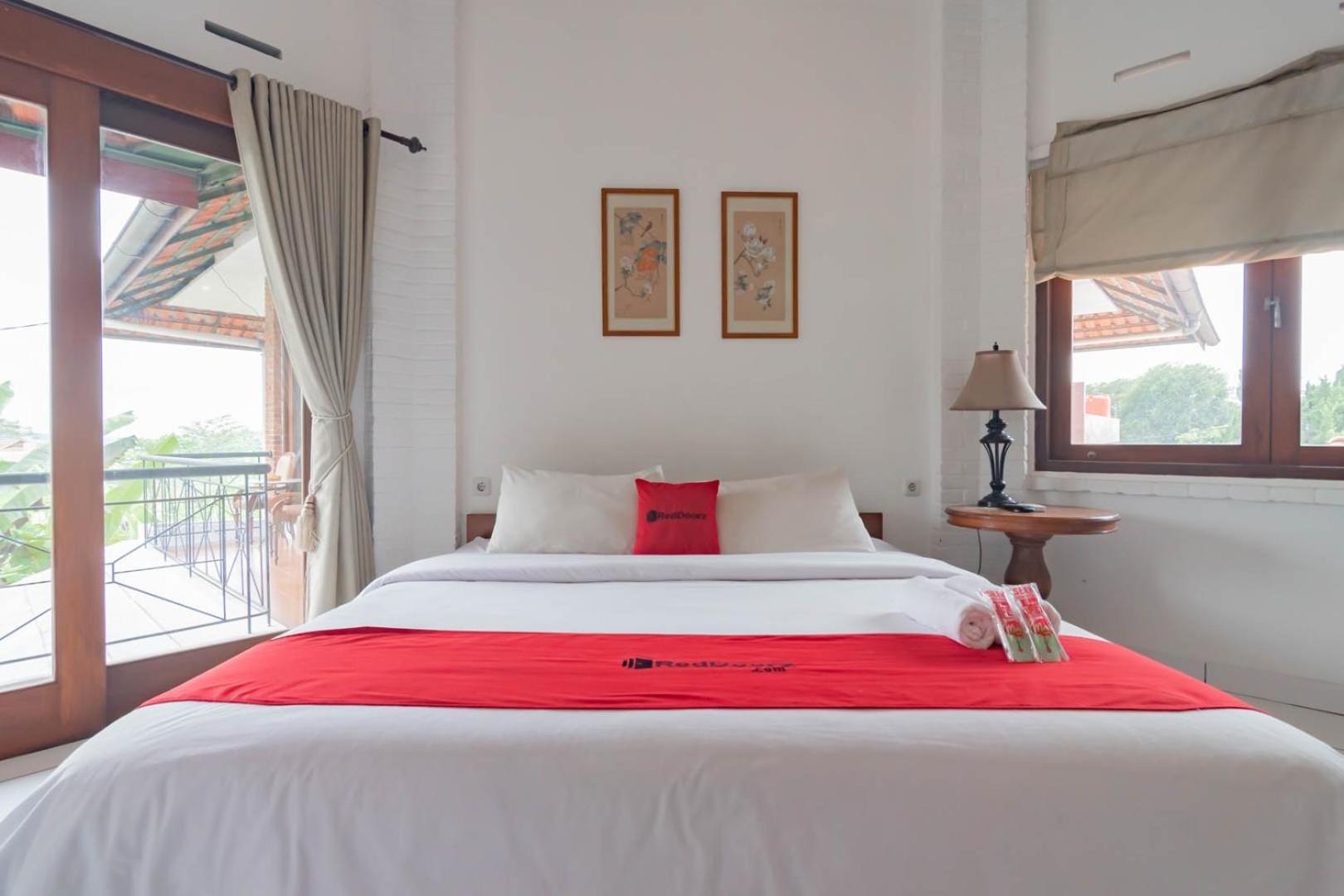 Reddoorz Plus Near Dago Pakar Бандунг Экстерьер фото